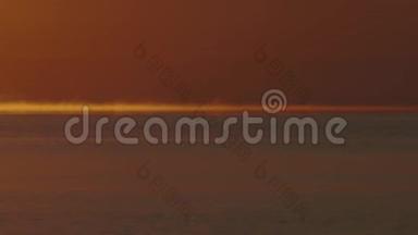 橘黄色的黎明，雾气笼罩海面上的海岸背景和树木..